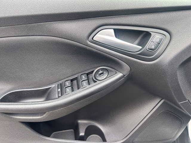 2015 Oxford White Ford Focus SE FWD Sedan