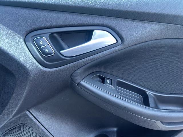 2015 Oxford White Ford Focus SE FWD Sedan