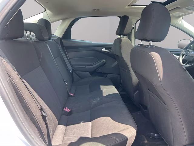 2015 Oxford White Ford Focus SE FWD Sedan