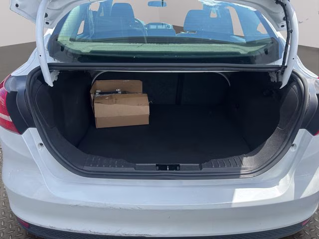 2015 Oxford White Ford Focus SE FWD Sedan