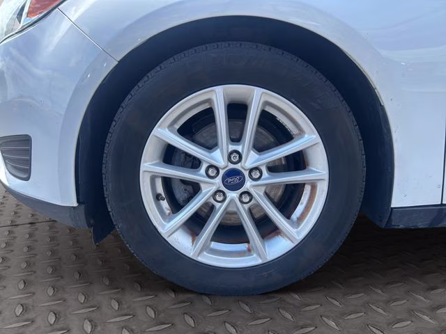 2015 Oxford White Ford Focus SE FWD Sedan