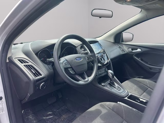 2015 Oxford White Ford Focus SE FWD Sedan