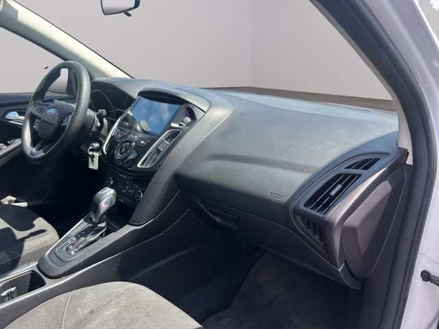 2015 Oxford White Ford Focus SE FWD Sedan