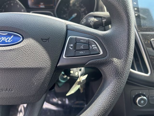 2015 Oxford White Ford Focus SE FWD Sedan