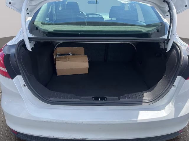2015 Oxford White Ford Focus SE FWD Sedan