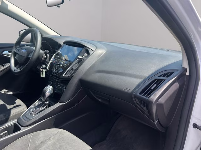2015 Oxford White Ford Focus SE FWD Sedan