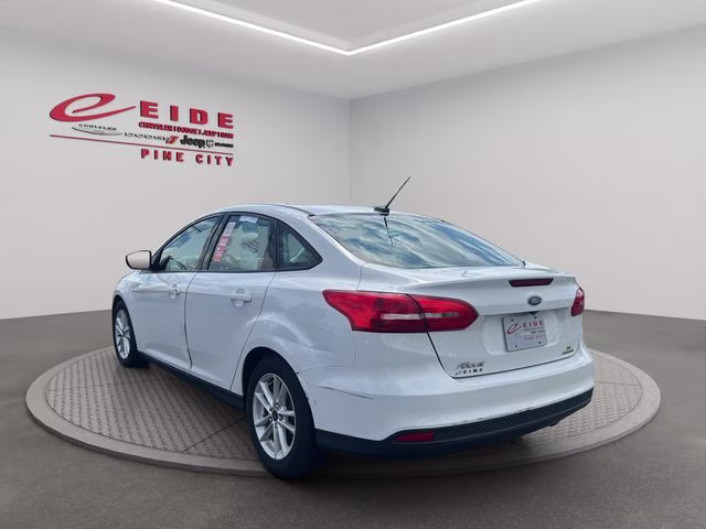 2015 Oxford White Ford Focus SE FWD Sedan
