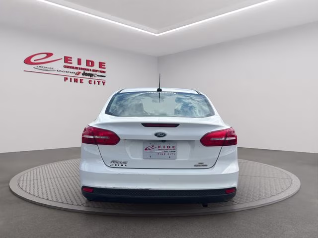 2015 Oxford White Ford Focus SE FWD Sedan