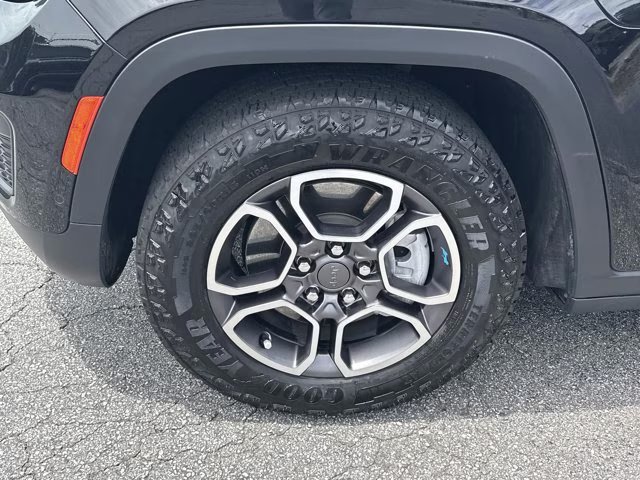 2022 Diamond Black Crystal Pearlcoat Jeep Grand Cherokee 4xe 4X4 SUV
