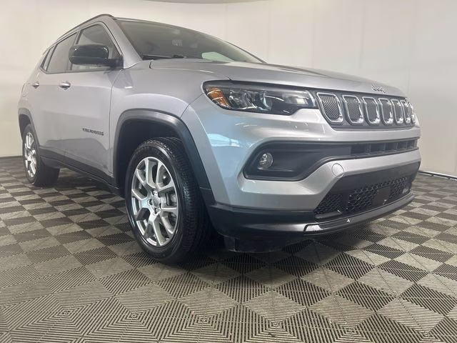 2022 Billet Silver Metallic Clearcoat Jeep Compass Latitude Lux 4X4 SUV