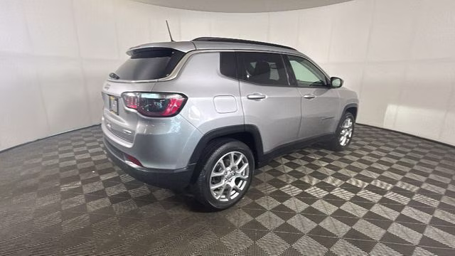 2022 Billet Silver Metallic Clearcoat Jeep Compass Latitude Lux 4X4 SUV