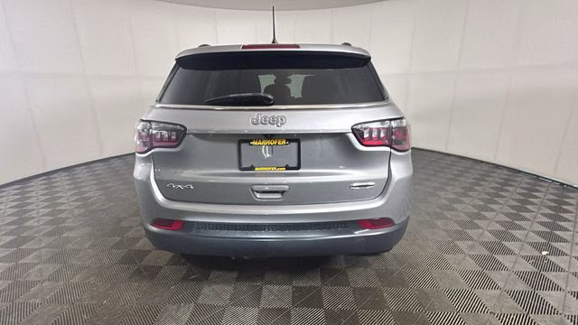 2022 Billet Silver Metallic Clearcoat Jeep Compass Latitude Lux 4X4 SUV