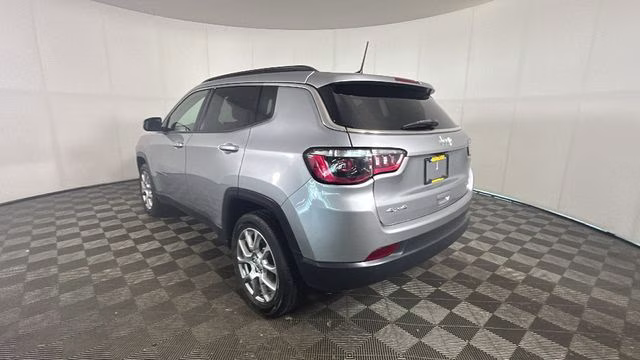 2022 Billet Silver Metallic Clearcoat Jeep Compass Latitude Lux 4X4 SUV