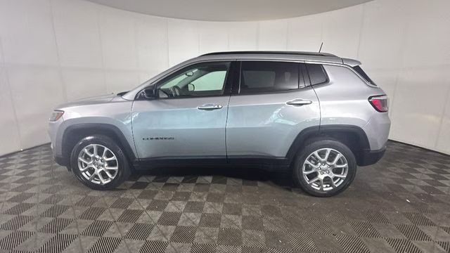 2022 Billet Silver Metallic Clearcoat Jeep Compass Latitude Lux 4X4 SUV