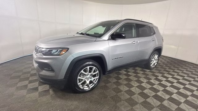 2022 Billet Silver Metallic Clearcoat Jeep Compass Latitude Lux 4X4 SUV