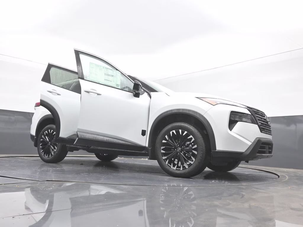 2026 Everest White Pearl Tricoat Nissan Rogue Dark Armor FWD SUV