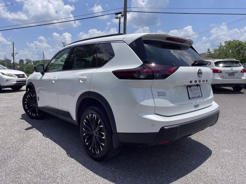 2026 Everest White Pearl Tricoat Nissan Rogue Dark Armor FWD SUV