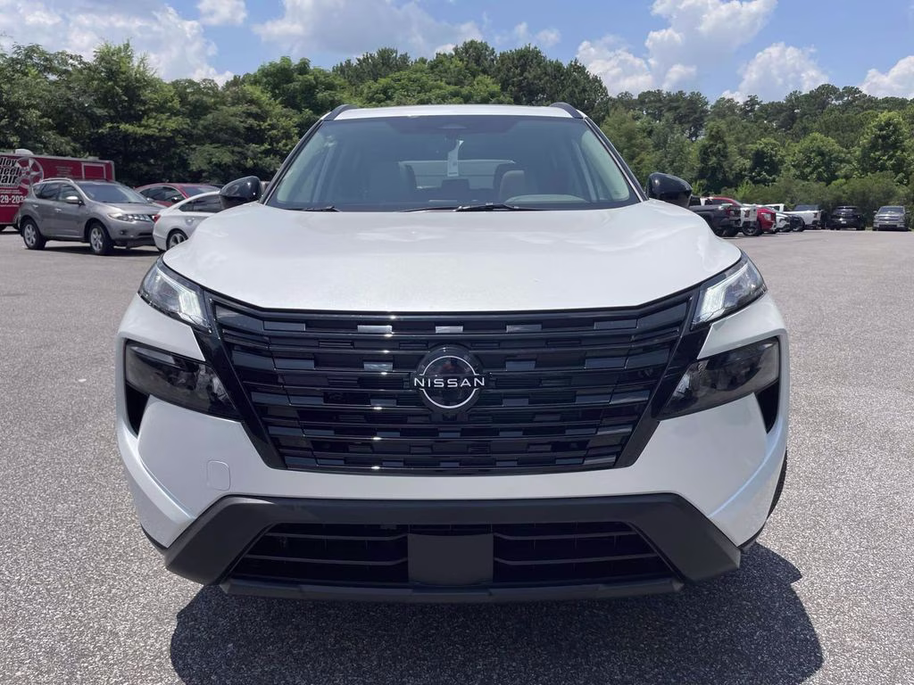 2026 Everest White Pearl Tricoat Nissan Rogue Dark Armor FWD SUV