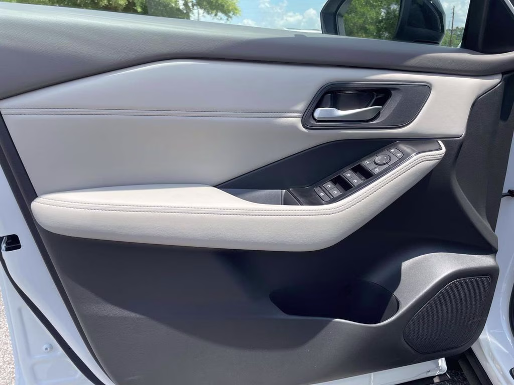 2026 Everest White Pearl Tricoat Nissan Rogue Dark Armor FWD SUV
