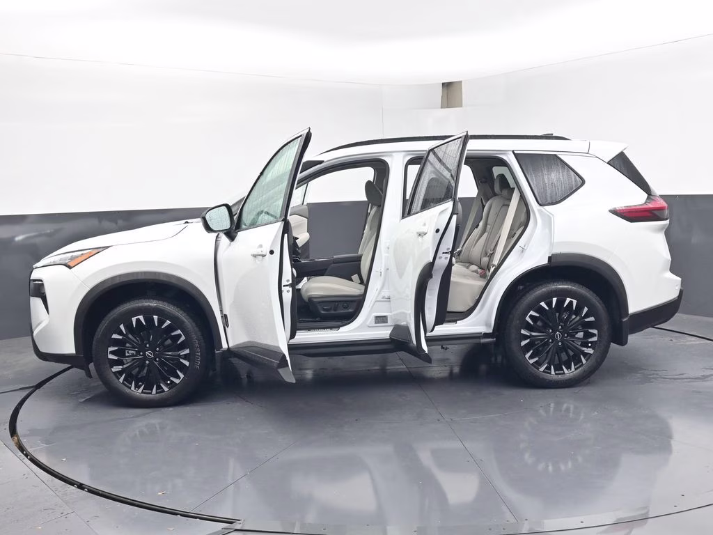 2026 Everest White Pearl Tricoat Nissan Rogue Dark Armor FWD SUV