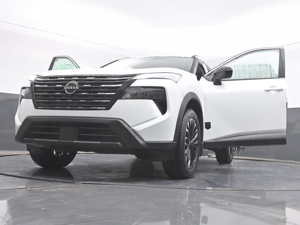 2026 Everest White Pearl Tricoat Nissan Rogue Dark Armor FWD SUV