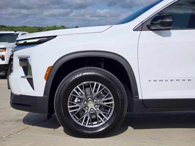 2026 Summit White Chevrolet Traverse LT FWD SUV