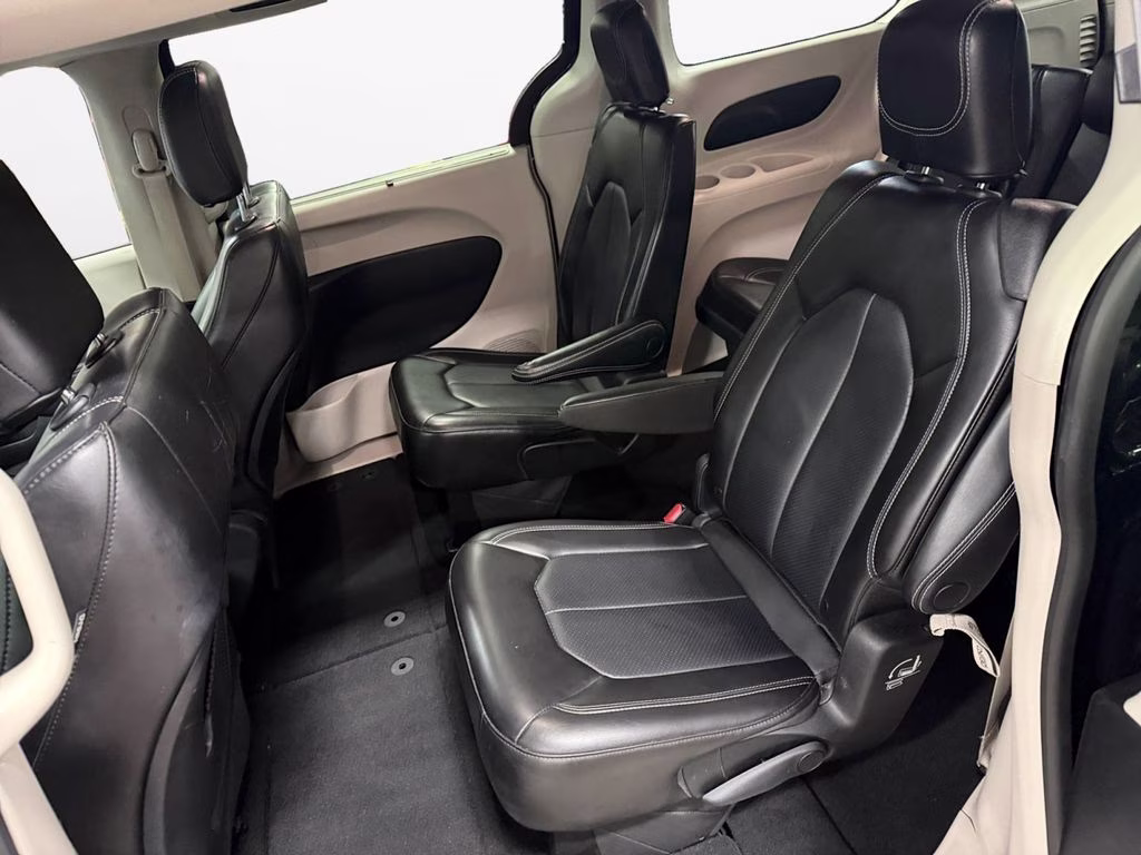 2023 Brilliant Black Crystal Pearlcoat Chrysler Pacifica Touring L FWD Van