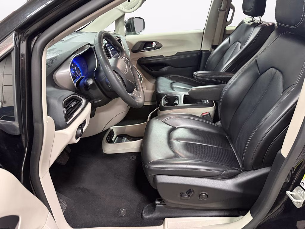 2023 Brilliant Black Crystal Pearlcoat Chrysler Pacifica Touring L FWD Van