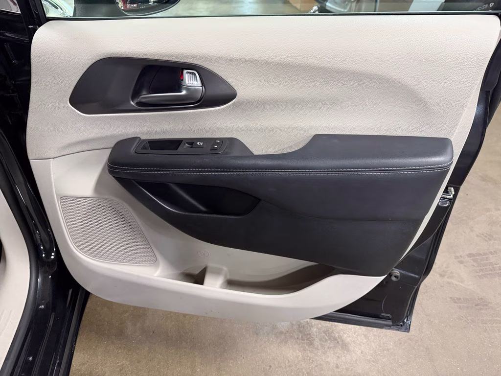 2023 Brilliant Black Crystal Pearlcoat Chrysler Pacifica Touring L FWD Van