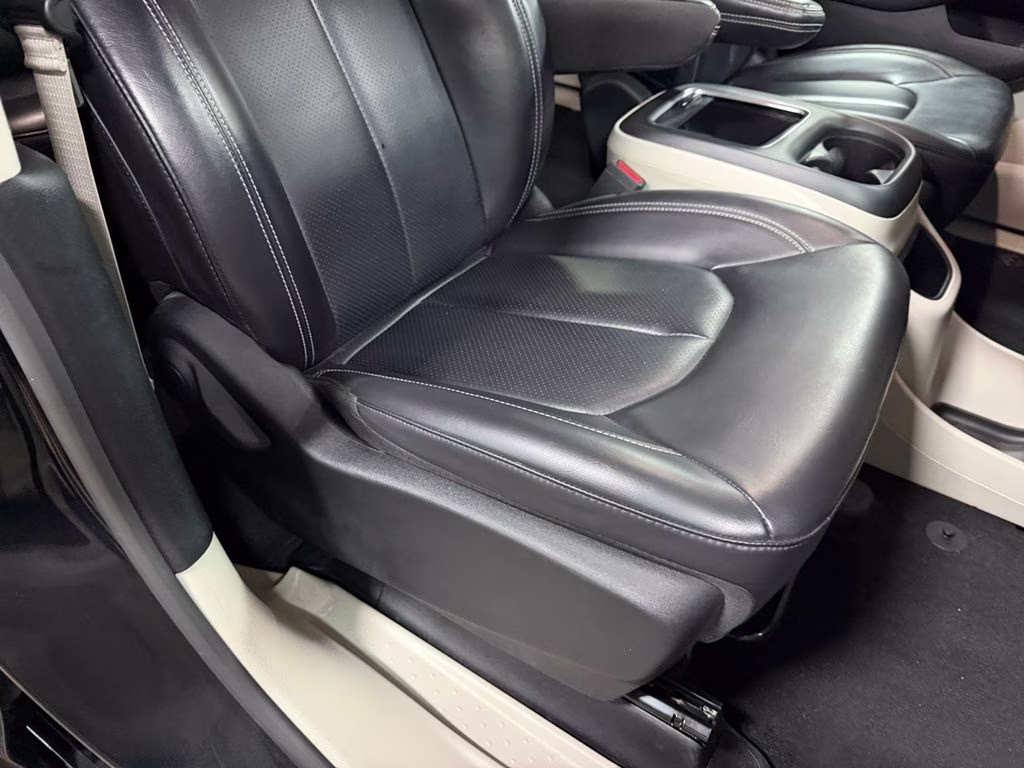 2023 Brilliant Black Crystal Pearlcoat Chrysler Pacifica Touring L FWD Van