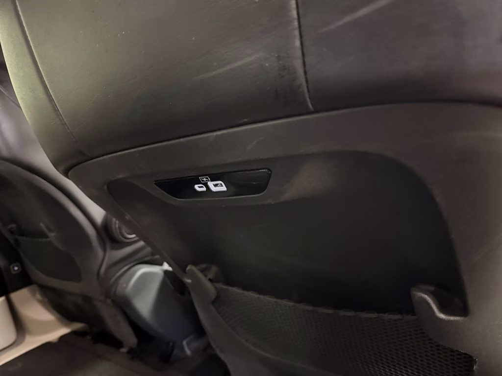 2023 Brilliant Black Crystal Pearlcoat Chrysler Pacifica Touring L FWD Van