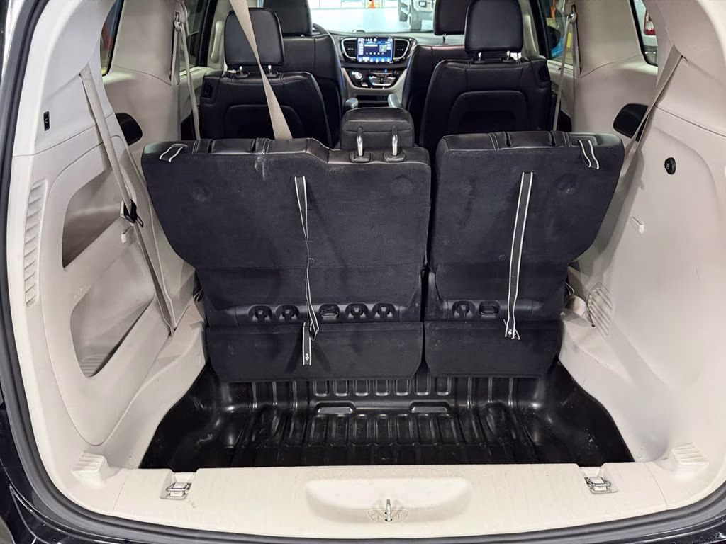 2023 Brilliant Black Crystal Pearlcoat Chrysler Pacifica Touring L FWD Van