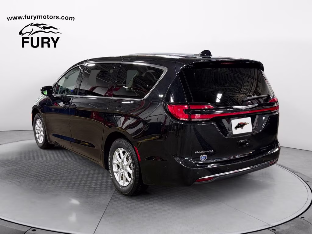 2023 Brilliant Black Crystal Pearlcoat Chrysler Pacifica Touring L FWD Van