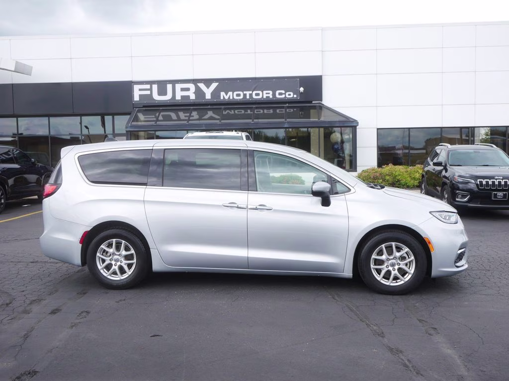 2023 Silver Mist Clearcoat Chrysler Pacifica Touring L FWD Van