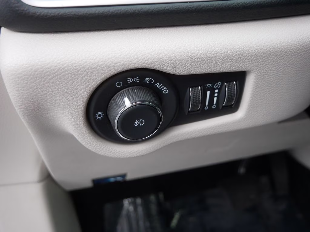 2023 Silver Mist Clearcoat Chrysler Pacifica Touring L FWD Van
