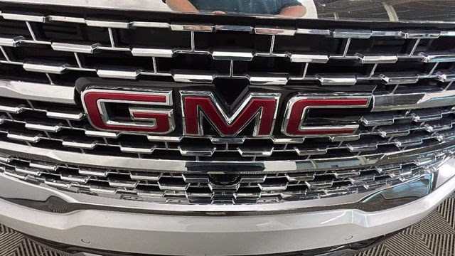 2023 White Frost Tricoat GMC Acadia Denali AWD SUV