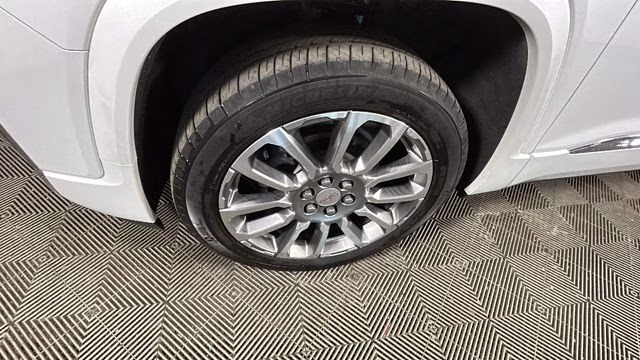 2023 White Frost Tricoat GMC Acadia Denali AWD SUV