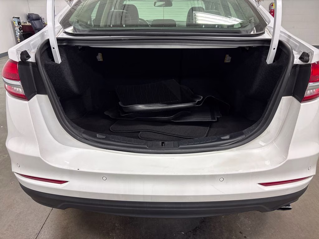 2020 Oxford White Ford Fusion SE FWD Sedan