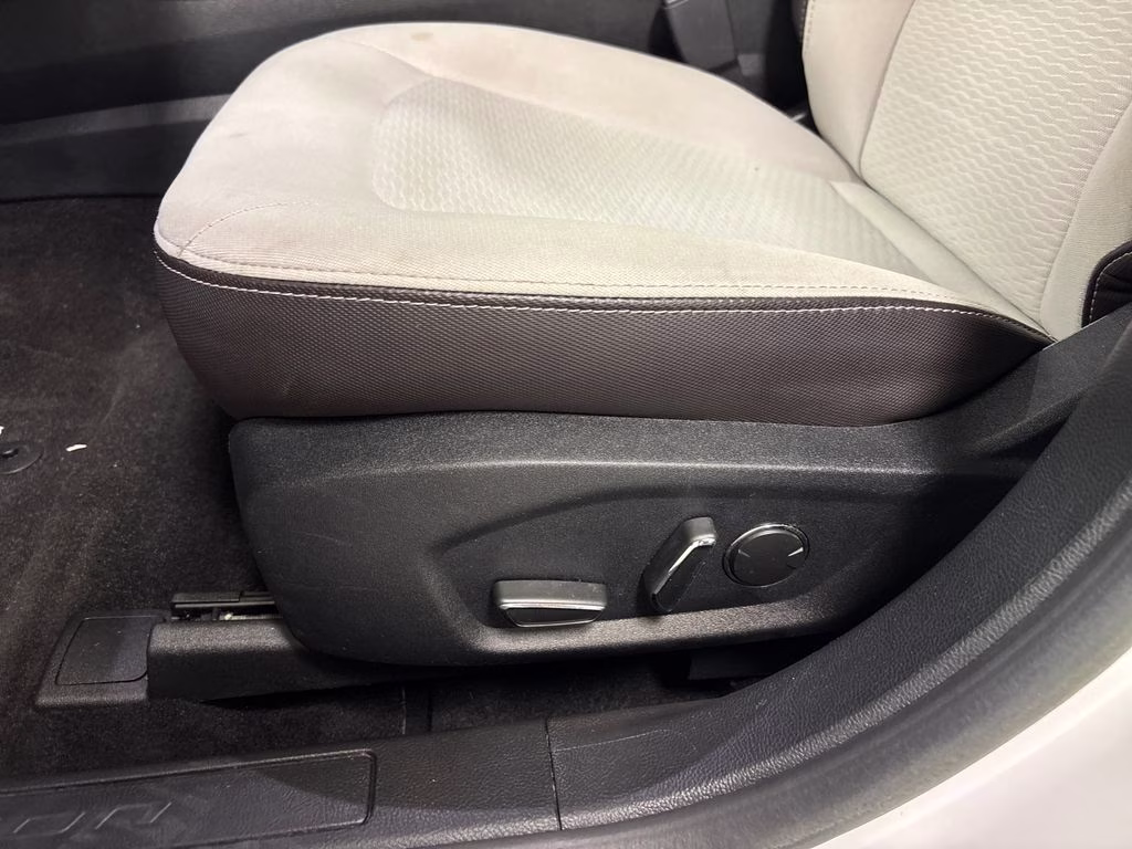 2020 Oxford White Ford Fusion SE FWD Sedan