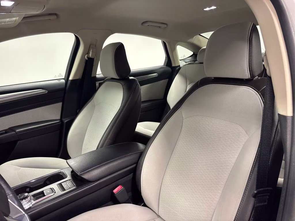 2020 Oxford White Ford Fusion SE FWD Sedan