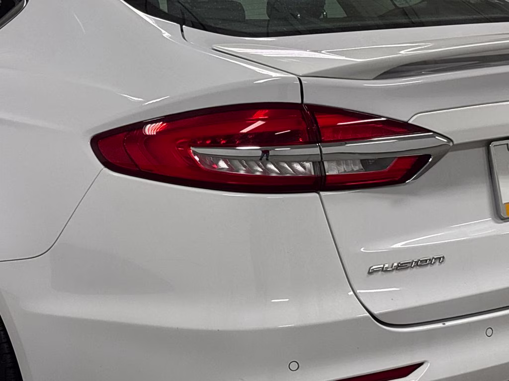 2020 Oxford White Ford Fusion SE FWD Sedan