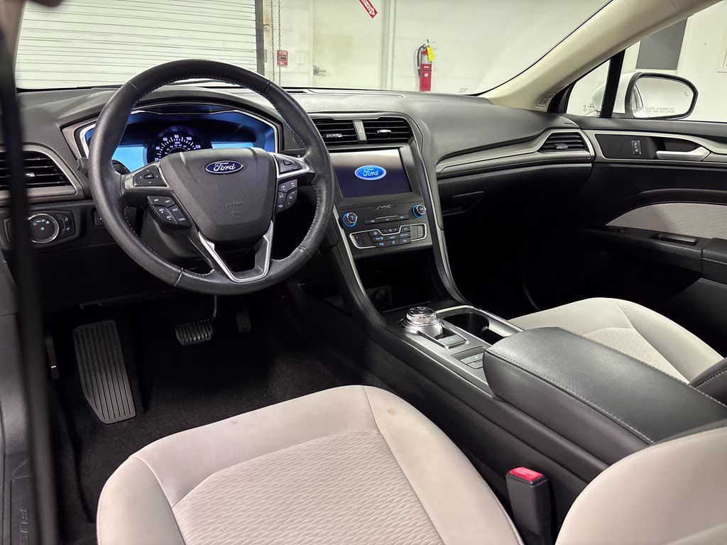 2020 Oxford White Ford Fusion SE FWD Sedan