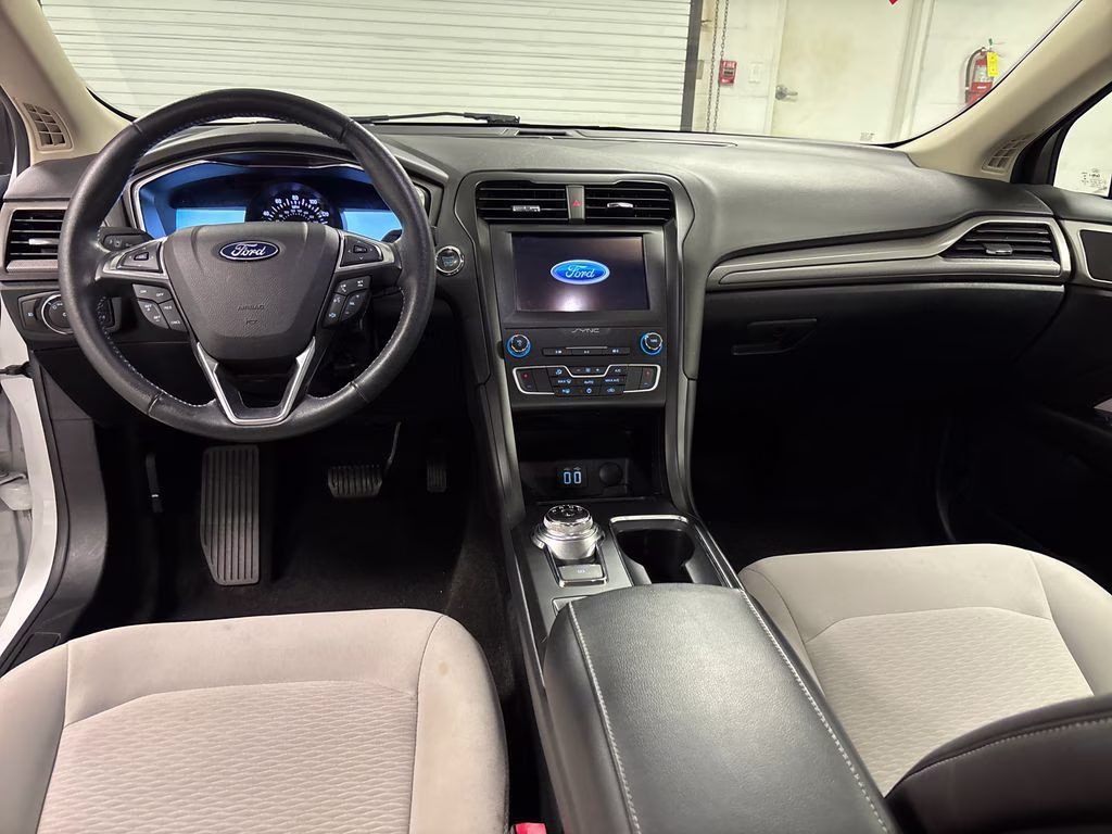2020 Oxford White Ford Fusion SE FWD Sedan