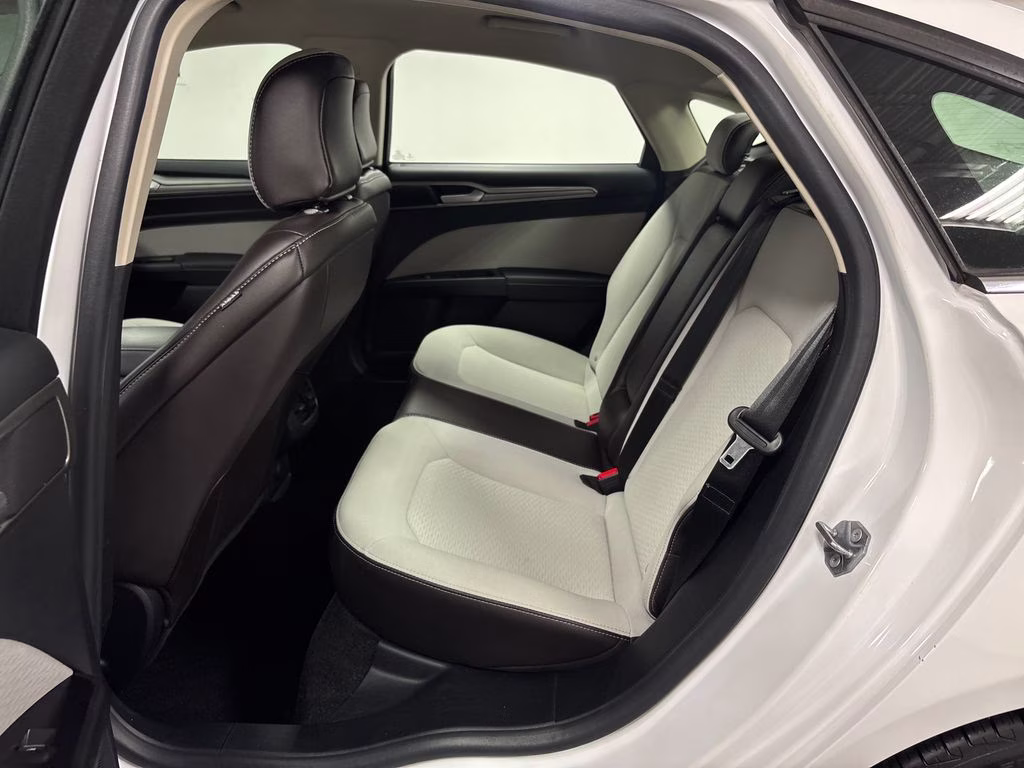 2020 Oxford White Ford Fusion SE FWD Sedan