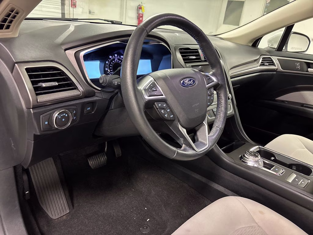 2020 Oxford White Ford Fusion SE FWD Sedan