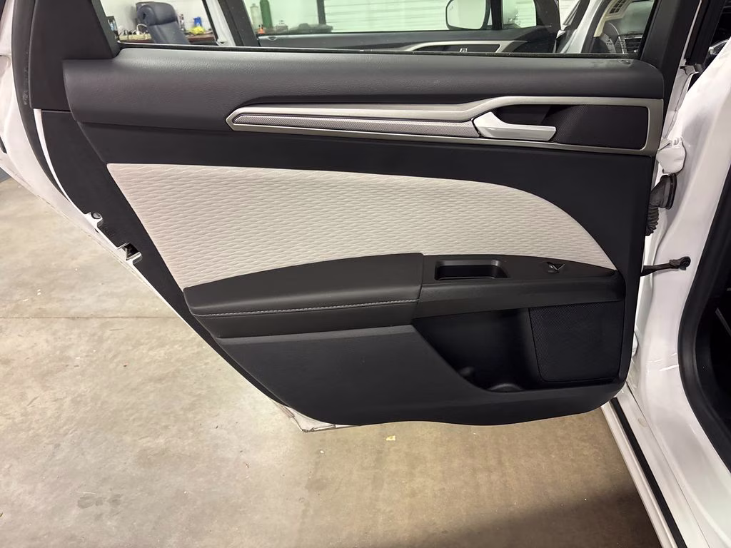 2020 Oxford White Ford Fusion SE FWD Sedan