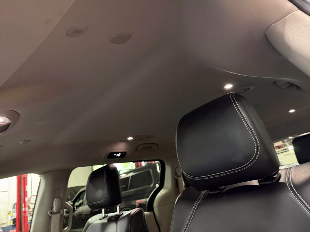 2023 Brilliant Black Crystal Pearlcoat Chrysler Pacifica Touring L FWD Van