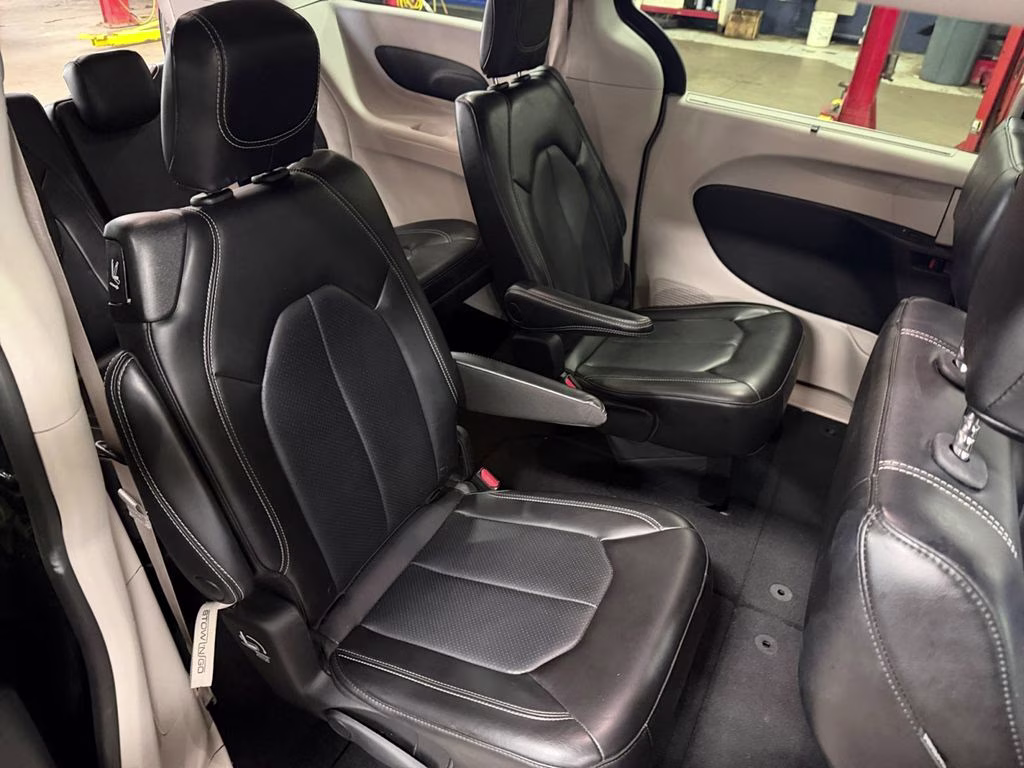 2023 Brilliant Black Crystal Pearlcoat Chrysler Pacifica Touring L FWD Van