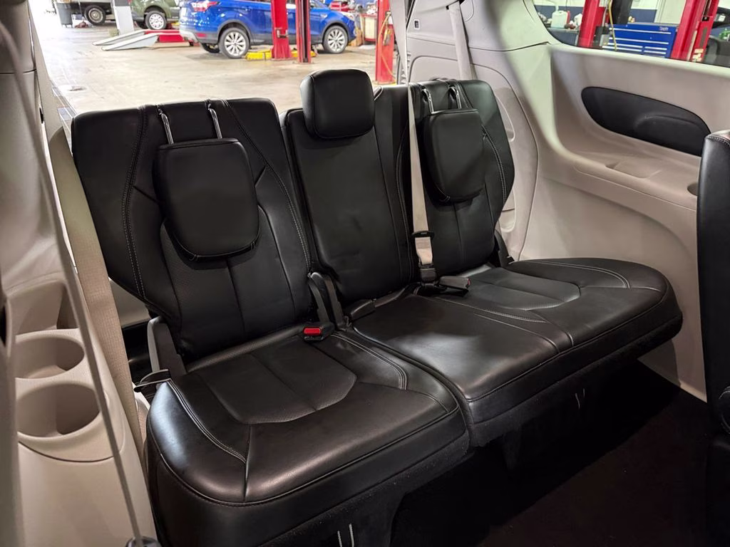 2023 Brilliant Black Crystal Pearlcoat Chrysler Pacifica Touring L FWD Van