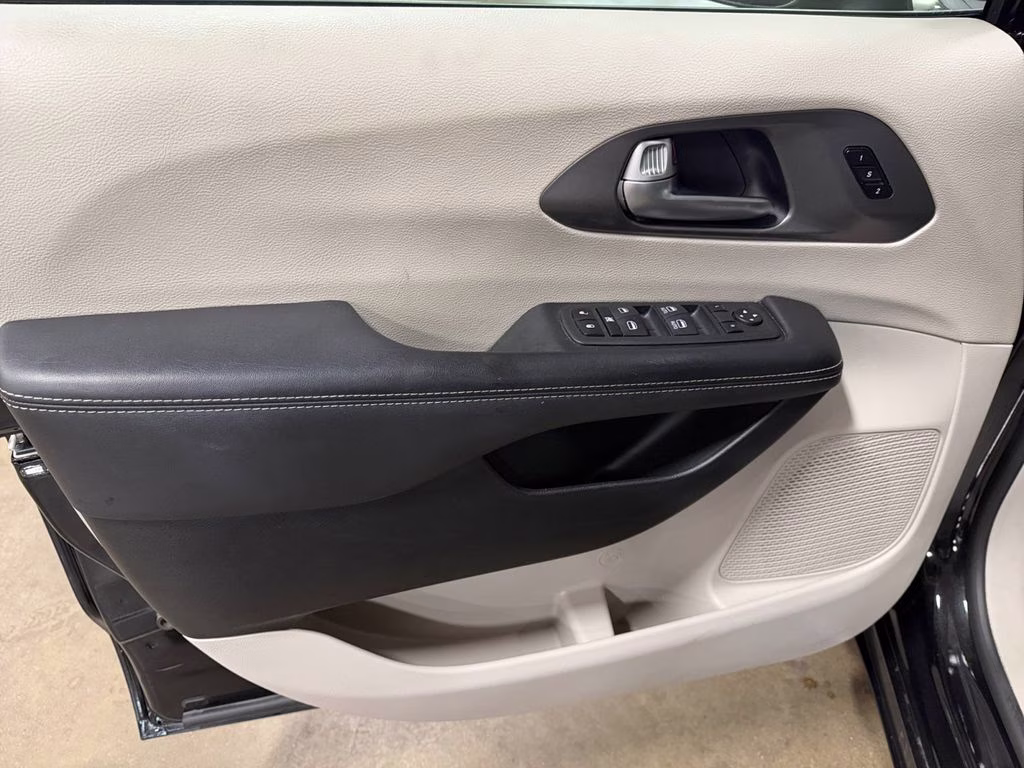 2023 Brilliant Black Crystal Pearlcoat Chrysler Pacifica Touring L FWD Van